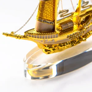 Golden Boat-Shaped Memento in Metal with Glass Base - Image 5